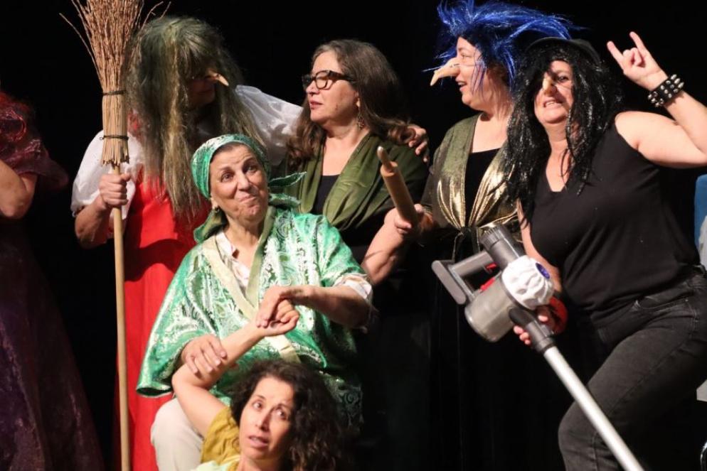 Alcune giovani attrici della pièce "Le streghe": come tutti gli spettacoli di Beresheet alShalom, è teatro-danza senza dialoghi - Calò Livnè