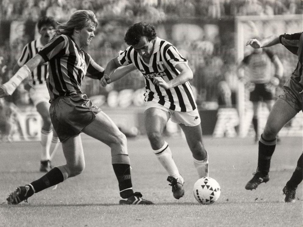 Strömberg con la maglia dell'Atalanta affronta lo juventino Michel Platini - WikiCommons
