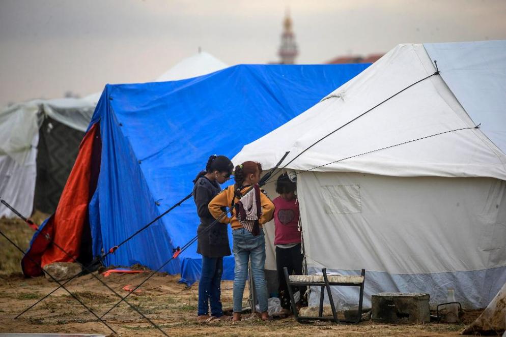 Bimbe palestinesi sfollate nei pressi di Rafah - ANSA