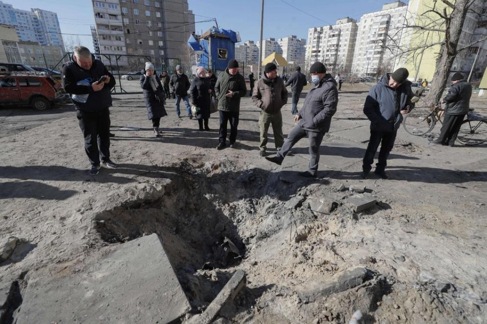 Dopo il coprifuoco, la gente di Kiev scende in strada. Dappertutto, dopo una notte di intensi bombardamenti, c’era solo distruzione - Ansa