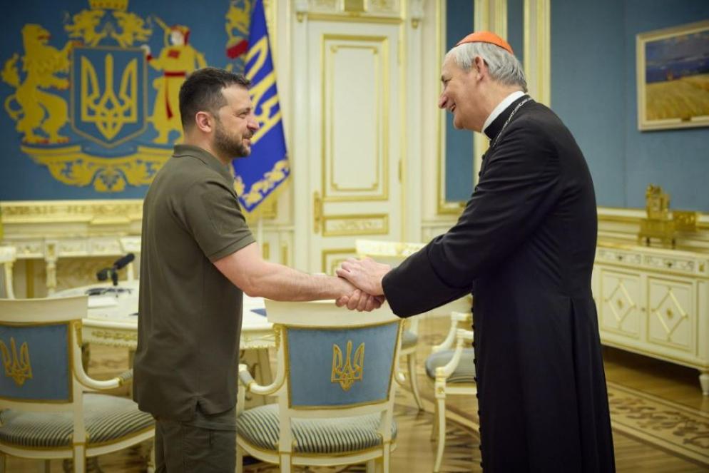 Il presidente Volodymyr Zelensky e il cardinale Matteo Zuppi durante la visita del porporato a Kiev lo scorso giugno - Ansa