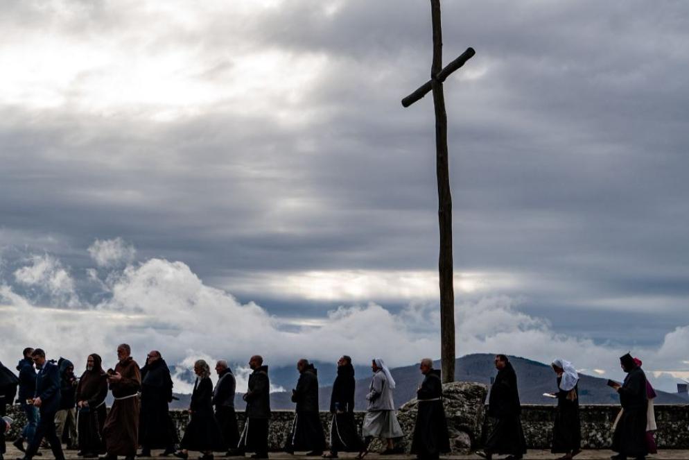 La croce nel piazzale del santuario francescano della Verna in provincia di Arezzo - Frati minori