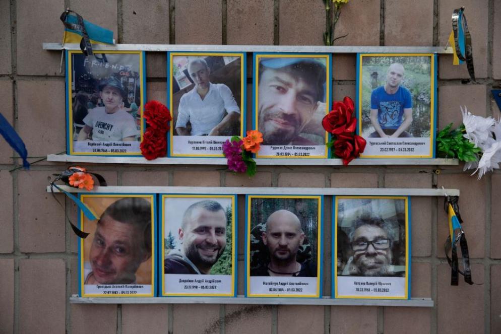 Il muro della fucilazione "dimenticata" di otto civili della resistenza di Bucha al civico 144 di via Yablunska dietro un palazzo di periferia - Chiesa greco-cattolica