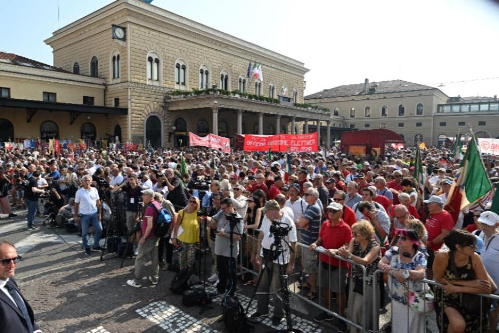 La manifestazione davanti la stazione - Fotogramma