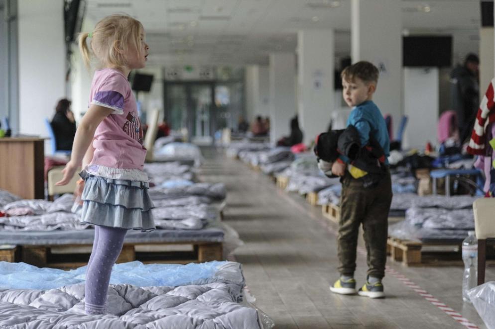 Sono soprattutto donne e bambini i rifugiati ospitati nelle scuole di Leopoli - Ansa