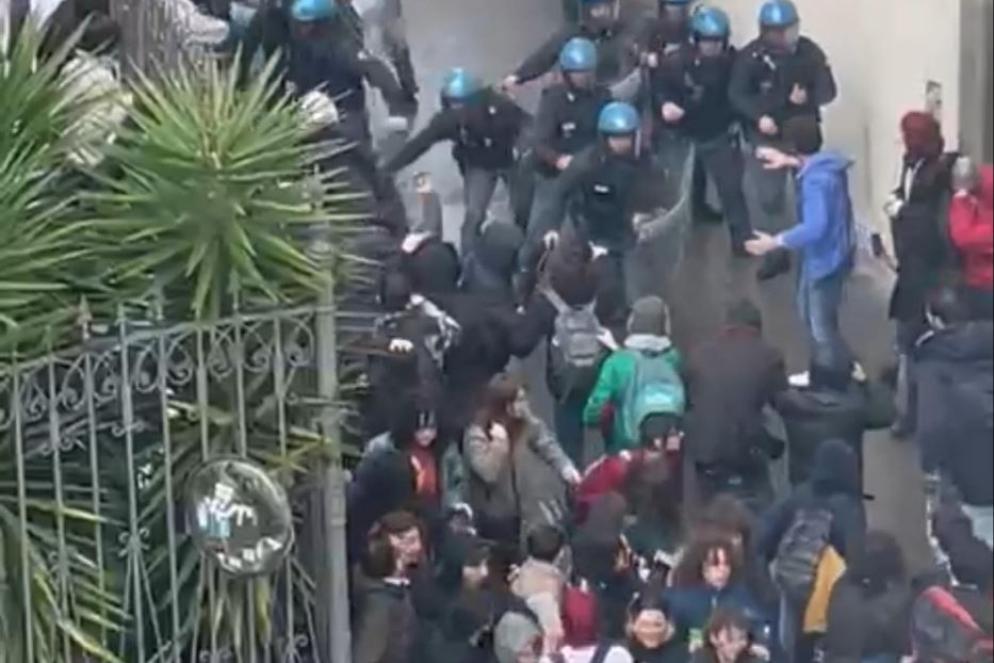 Gli scontri con gli studenti - ANSA