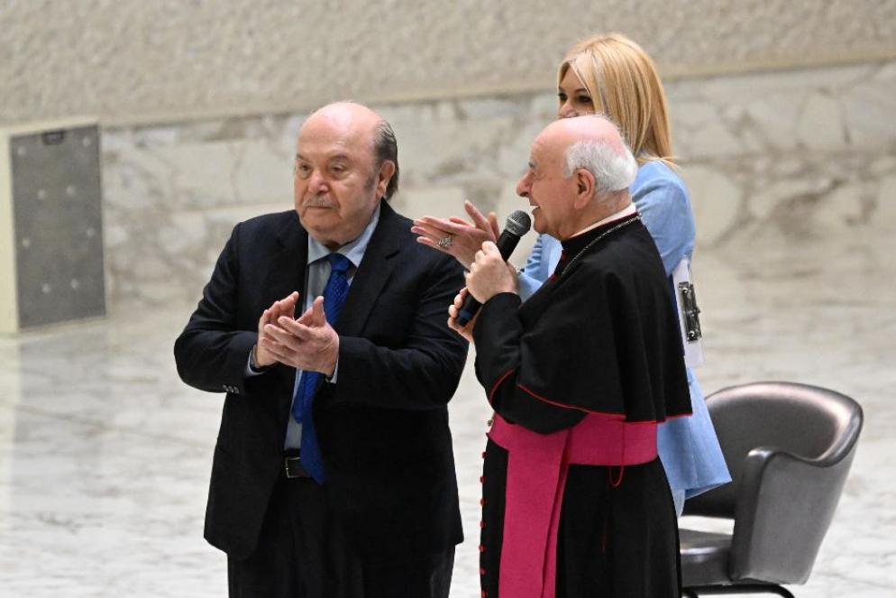 Lino Banfi (qui con monsignor Paglia) ha dedicato una filastrocca al Papa - Ansa