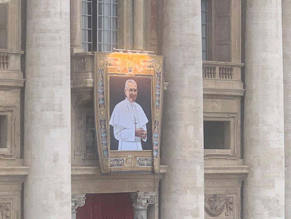 L'arazzo con l'immagine di Giovanni Paolo I - Foto Aigav