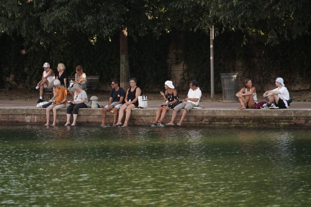 Turisti cercano di trovare un po' di fresco in Darsena, a Milano - Fotogramma