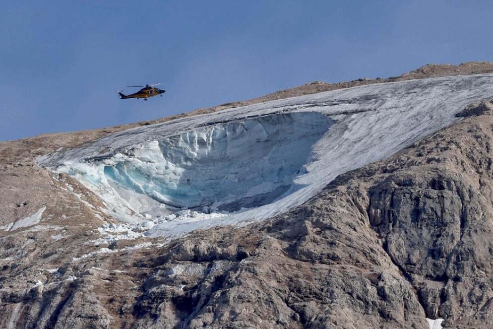Il cratere sulla Marmolada - Ansa
