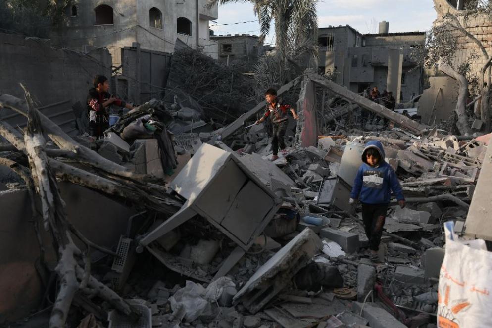 Bambini palestinesi tra le macerie di una casa distrutta dai raid di Israele a Rafah - REUTERS