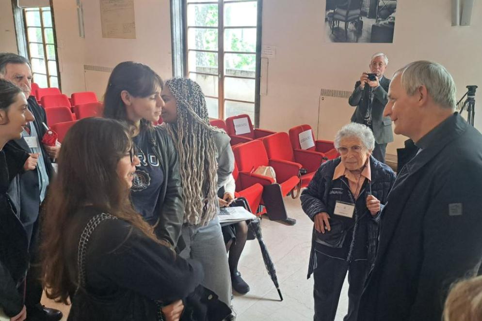 Il cardinale Zuppi tra gli studenti del Virgilio - foto Liverani