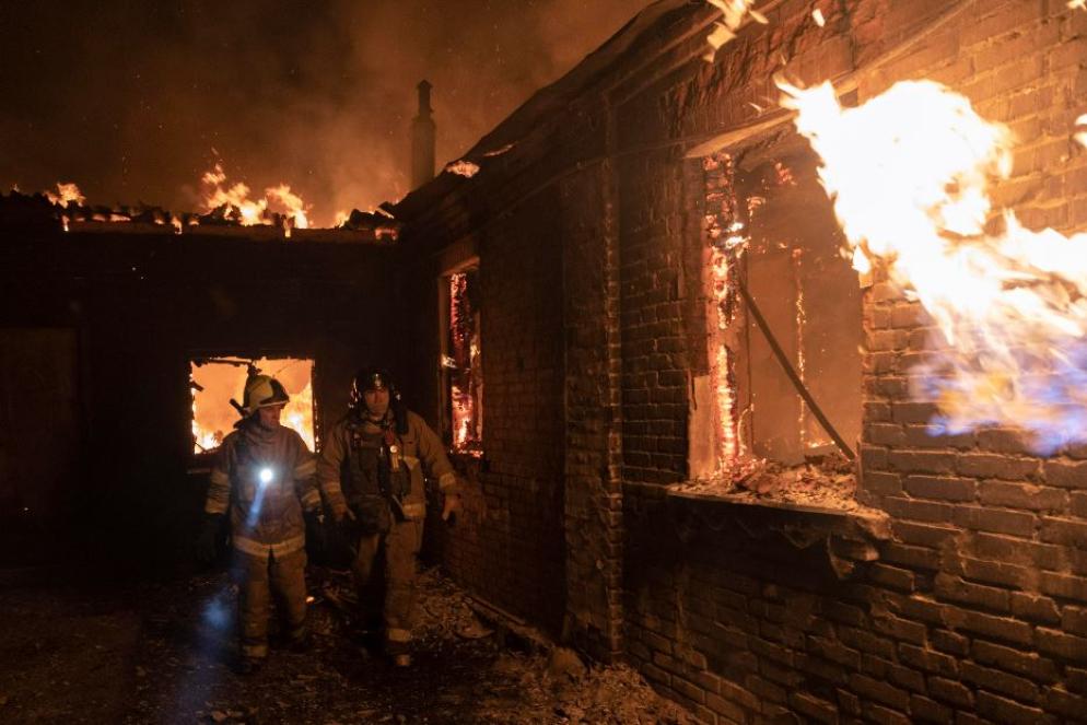 Le fiamme che avvolgono le case di Kharkiv dopo l'attacco dei droni russi - Ansa