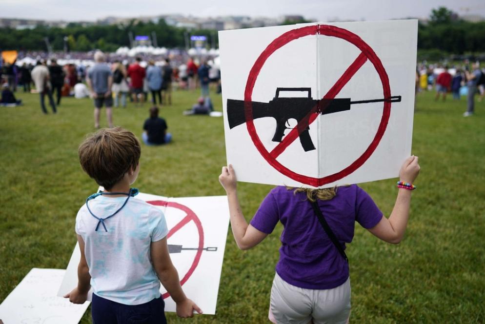 Protesta dopo le ultime stragi nelle scuole. Non tutti gli americani sono favorevoli alle armi facili, fucili mitragliatori compresi - Ansa