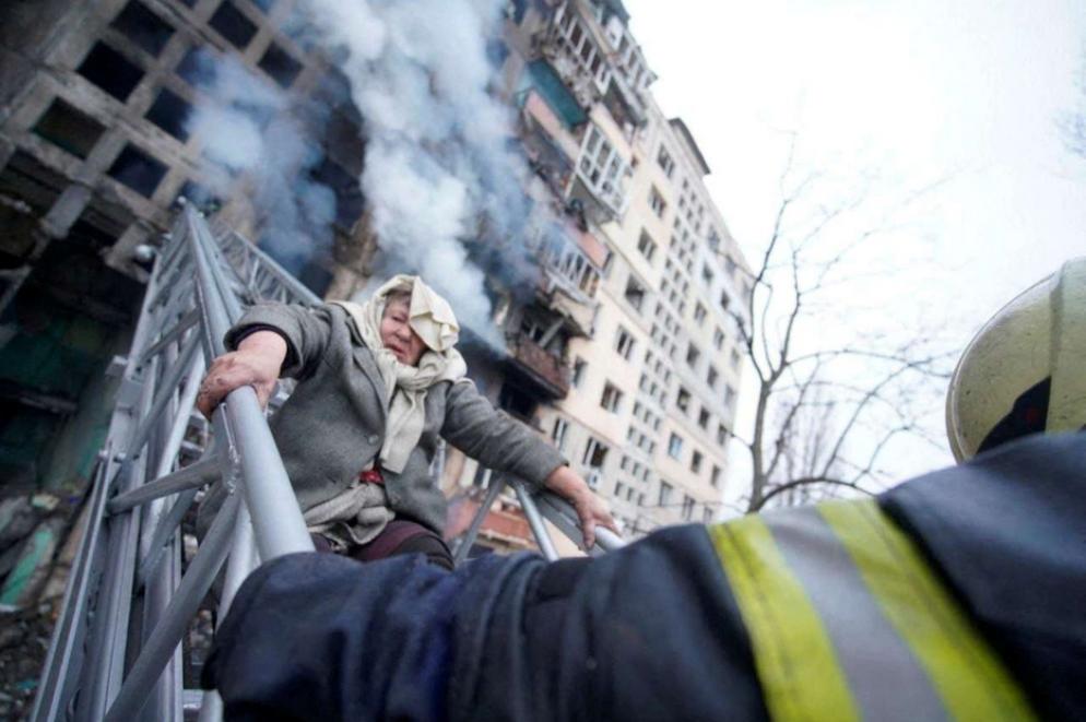 Salvataggio in un condominio colpito da un missile a Kiev, 14 marzo - Reuters / Press service of the State Emergency Service of Ukraine