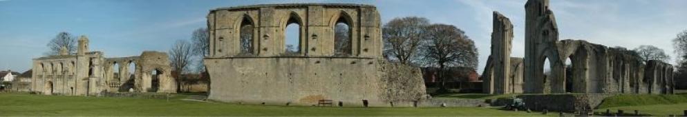 Le rovine dell’abbazia di Glastonbury, identificata dalla tradizione con Avalon - WikiCommons