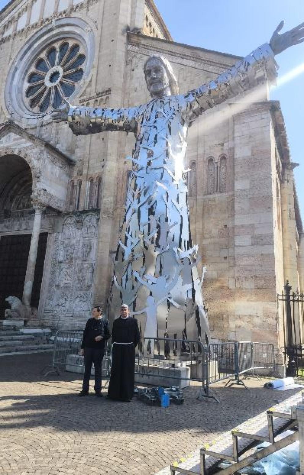 Padre Faltas accanto alla statua di Cristo destinata a Gerusalemme - .