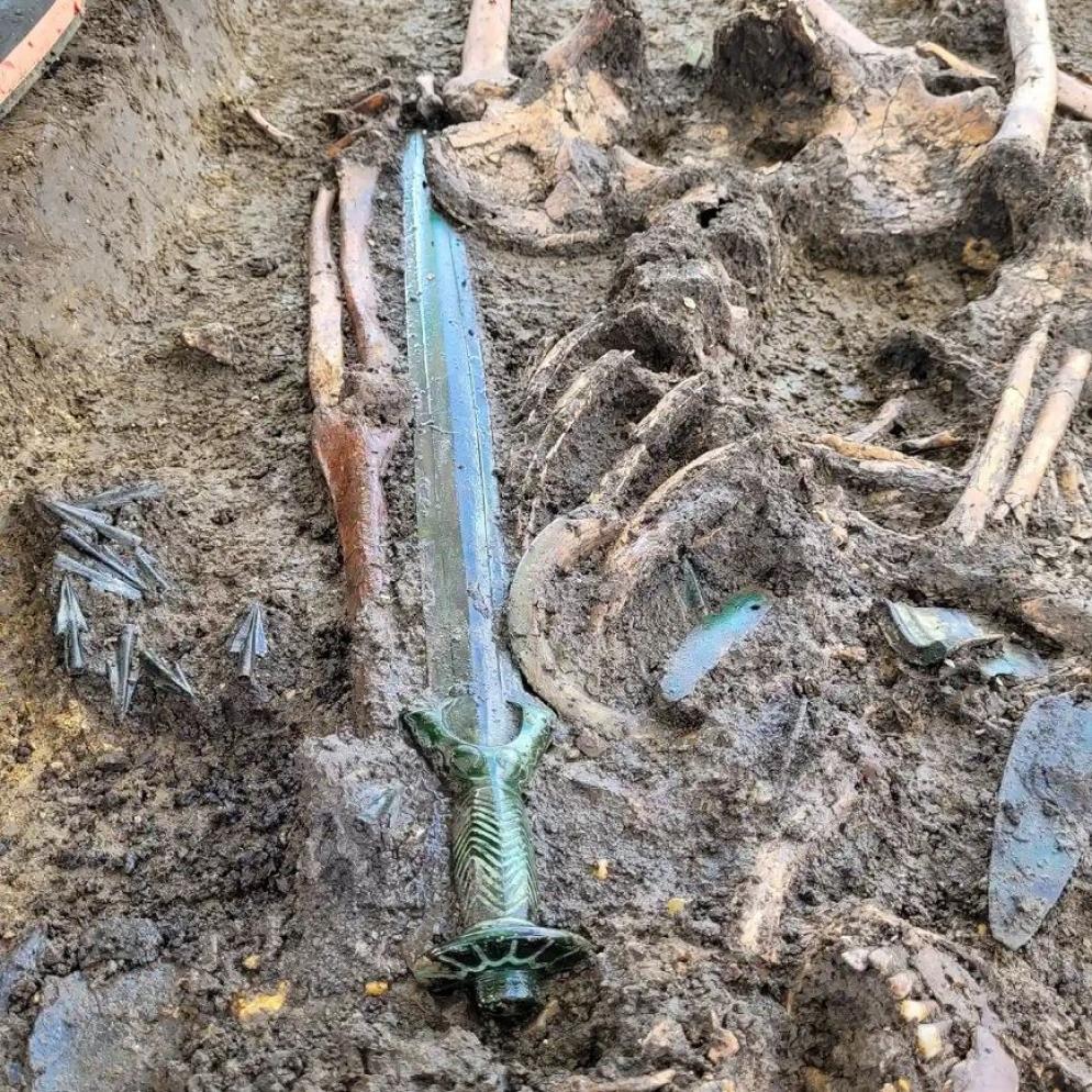 La spada in bronzo nel contesto della tomba, dove furono seppelliti un uomo, una donna e un ragazzo - Archäologie-Büro / Woidich