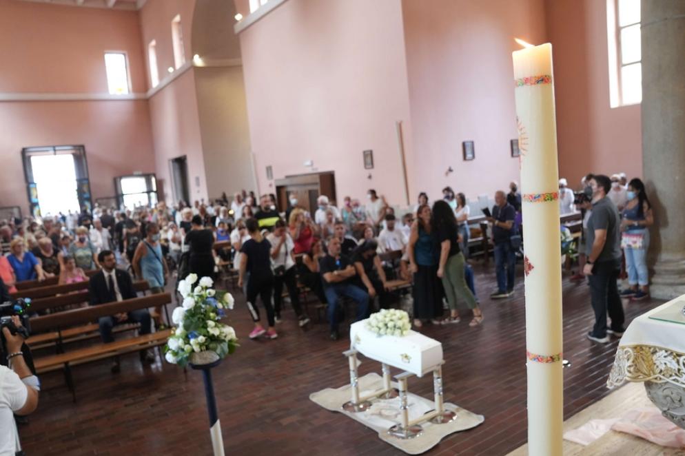 Anche i sindaci di Milano, Ponte Lambro e san Donato Milanese ai funerali della piccola Diana - Fotogramma