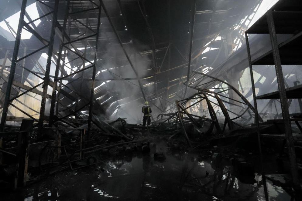 Il magazzino edile devastato e incendiato durante l'attacco missilistico russo a Kiev - Ansa