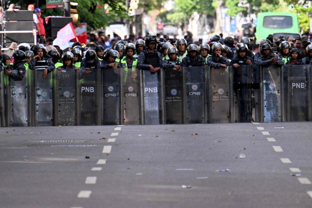 Agenti di polizia schierati durante una manifestazione alla vigilia dell'insediamento presidenziale - Ansa