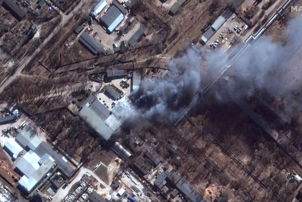 Nell'immagine del satellite Maxar del 10 marzo, la colonna di fumo nero che si leva dagli incendi in un'area industriale nella zona sud di Chernihiv - Ansa / Afp photo / Satellite image ©2022 Maxar Technologies