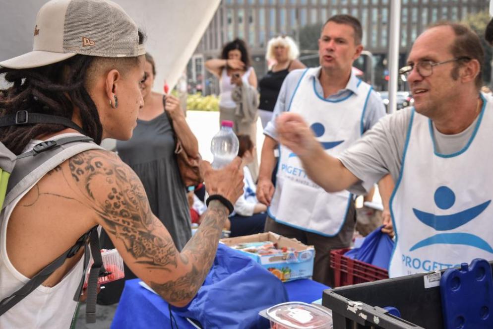 Volontari distribuiscono generi alimentari a Milano - Ansa
