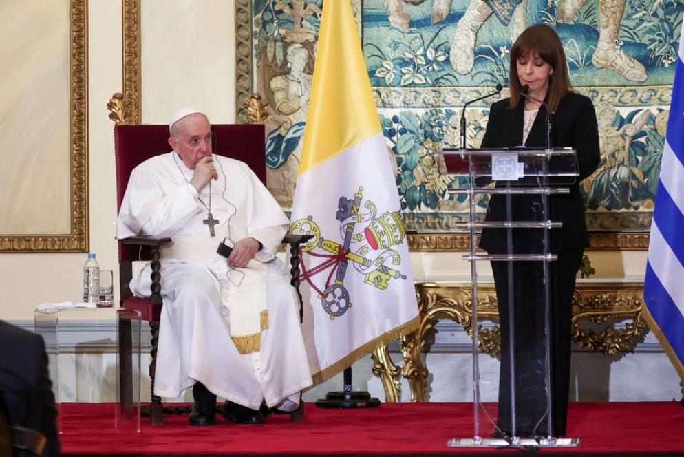Il Papa con la presidente greca - Reuters