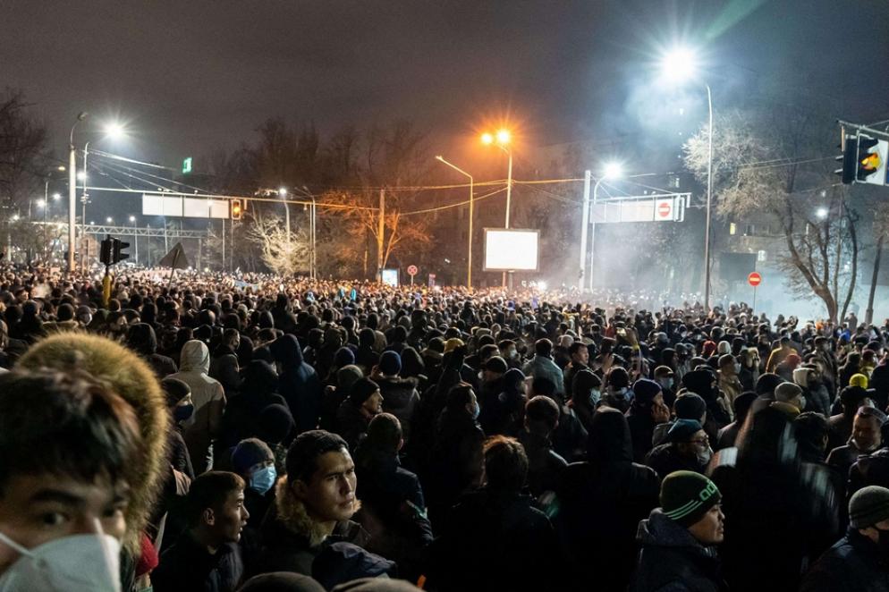 La folla in piazza ad Almaty, l'ex capitale kazaka - Ansa