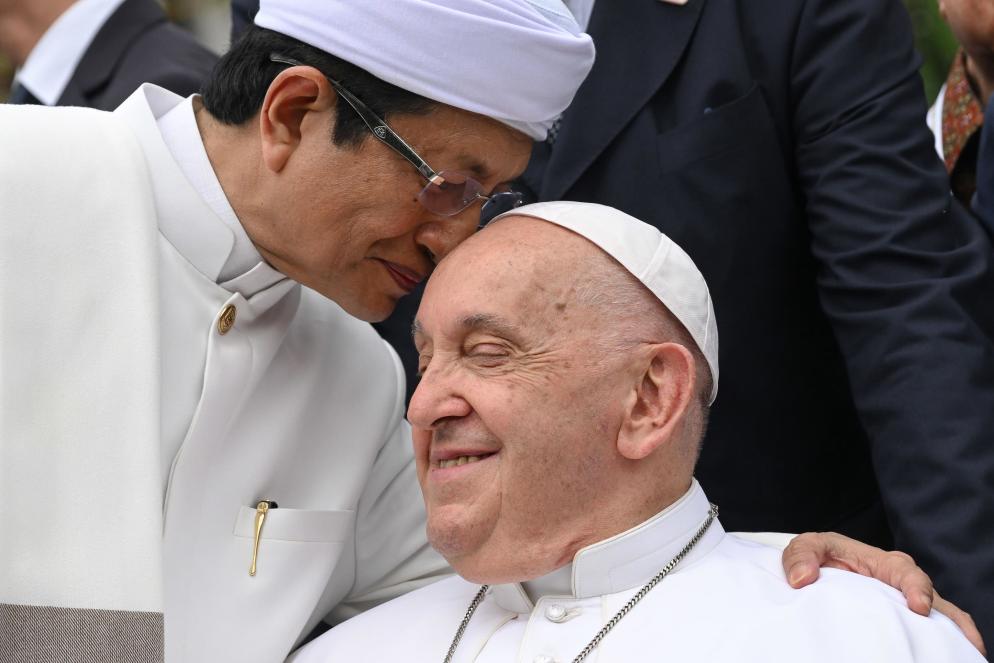 Un gesto di affetto dell'imam nei confronti del Papa - ANSA/ALESSANDRO DI MEO