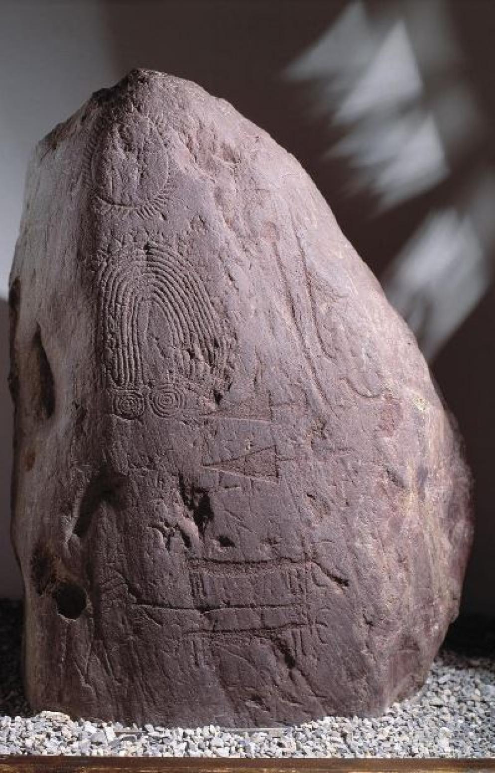 La stele camuna “Bagnolo 2”, con scene di aratura - foto tratta dal volume “Alle radici d’Europa” di Umberto Sansoni, Electa, per gentile concessione dell’autore