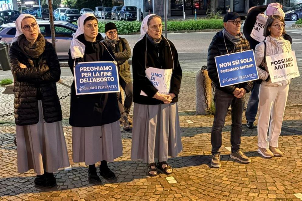 Alcune partecipanti alla veglia che ha concluso i "40 giorni per la vita" a Modena