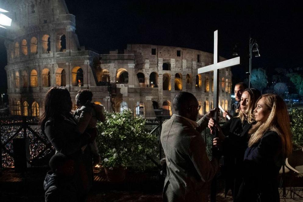 Il rito della Via Crucis al Colosseo - Ansa