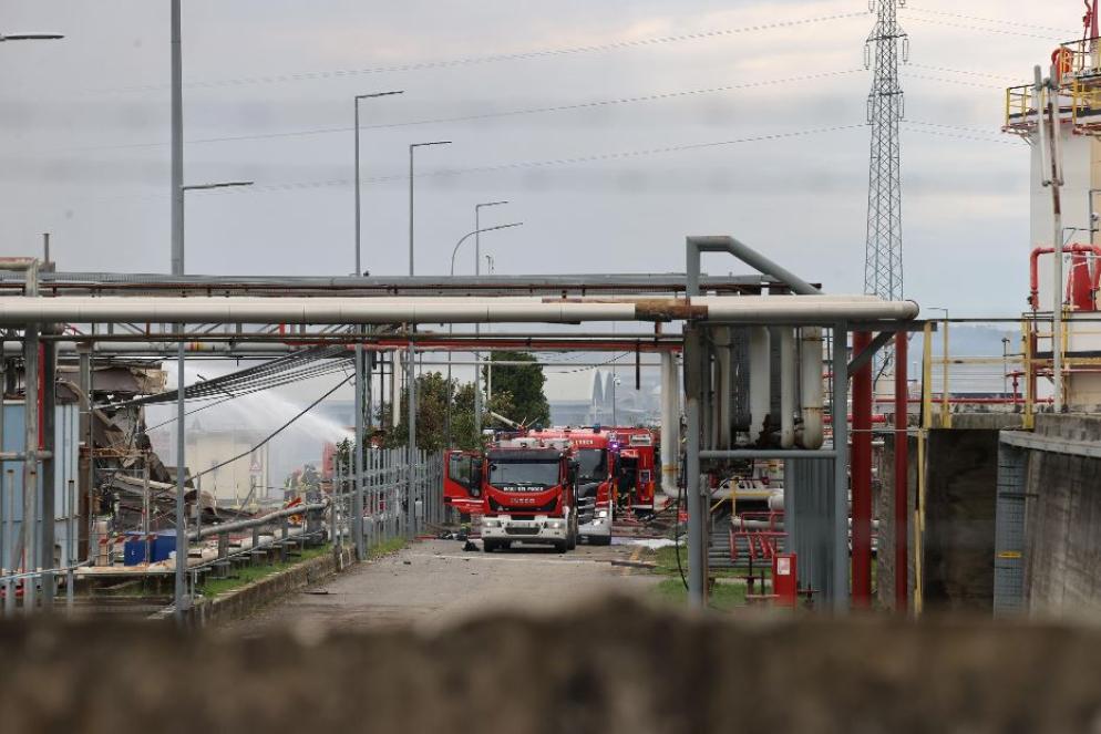 Vigili del Fuoco al lavoro nella raffineria - Ansa