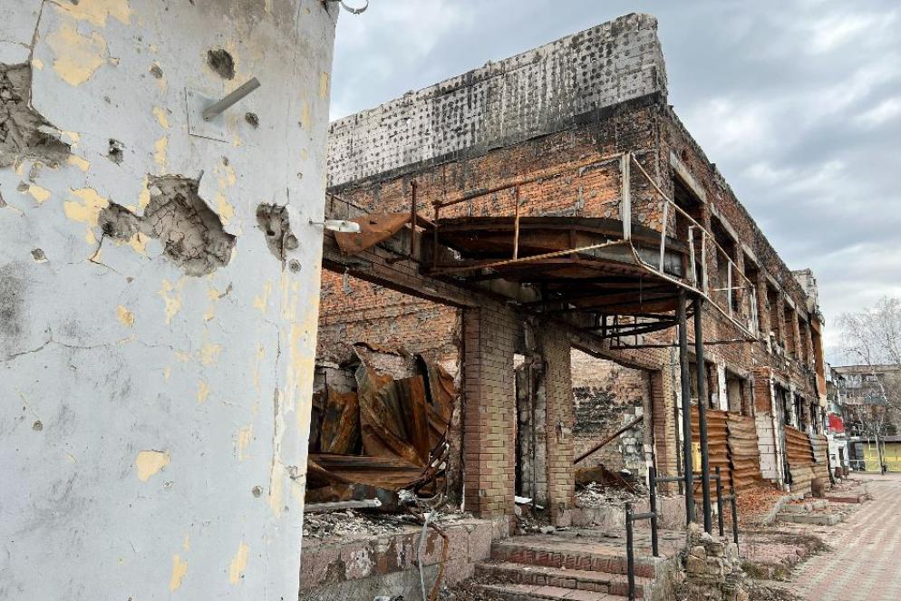 La distruzione nel centro di Izyum, la città nell'estremo oriente dell'Ucraina dove è stata scoperta la più grande fossa comune - Gambassi