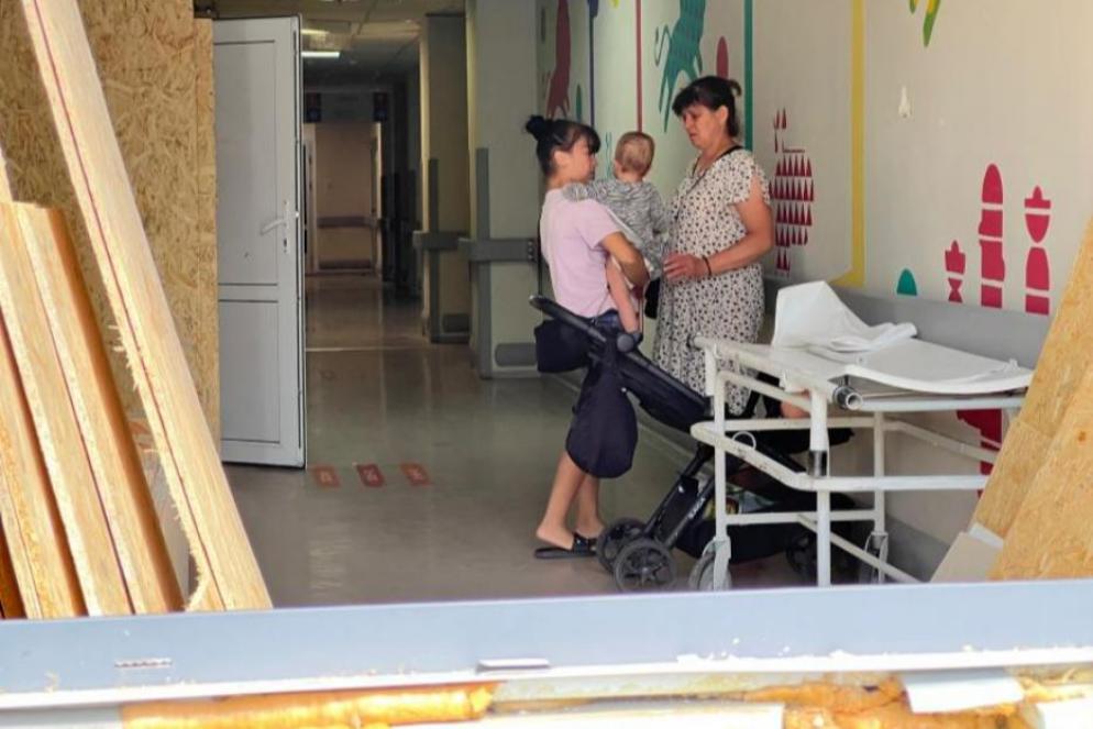 I baby malati sono tornati fra le corsie dell'ospedale pediatrico di Kiev ancora danneggiate dall’esplosione - Gambassi