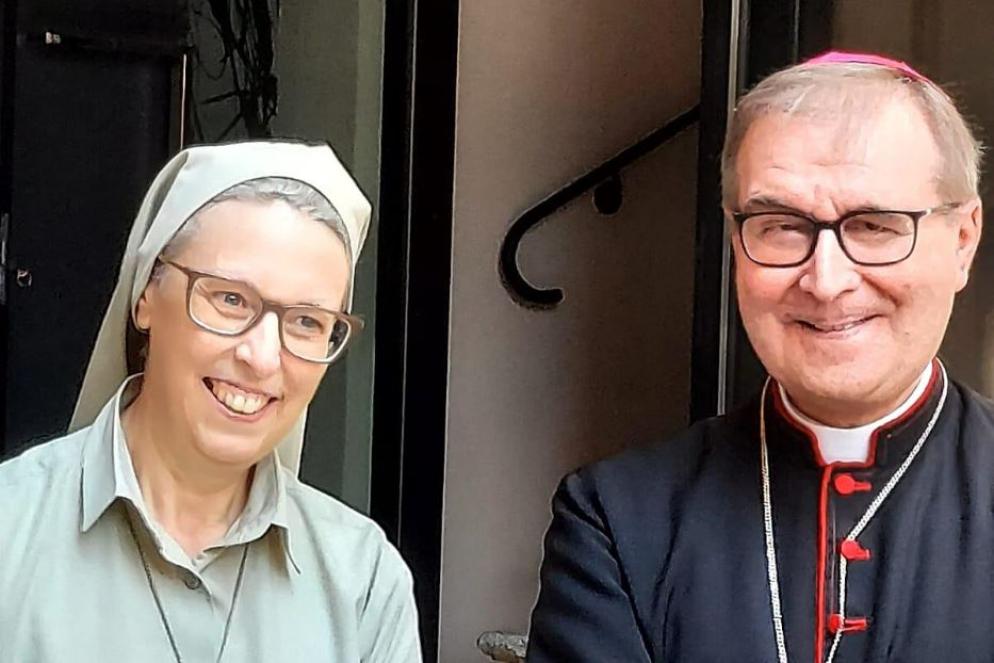Suor Margherita Penucchini, nuova madre generale delle Dorotee di Cemmo, con il vescovo di Brescia Pierantonio Tremolada - .