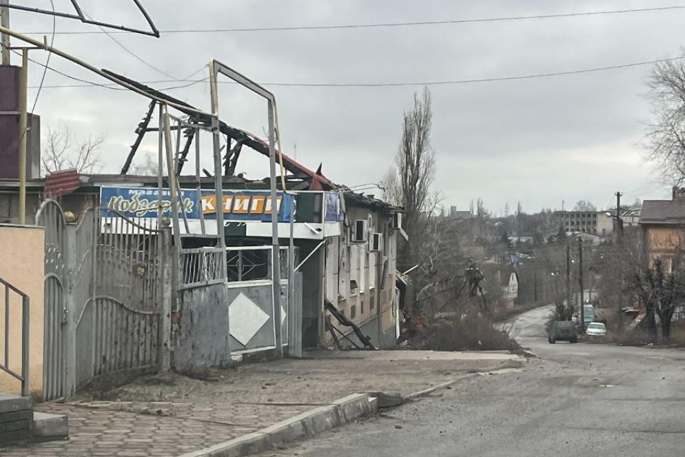 La distruzione lungo le strade di Kupiansk nell'ultimo lembo della regione di Kharkiv - Gambassi