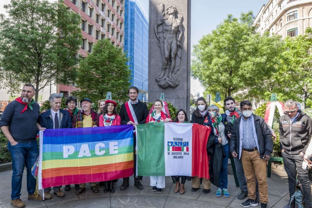 Una parte del corteo Anpi prima della partenza a Milano - Fotogramma