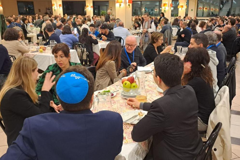 Il momento conviviale condiviso tra gli incaricati di pastorale giovanile e le delegazioni delle altre religioni e confessioni - .