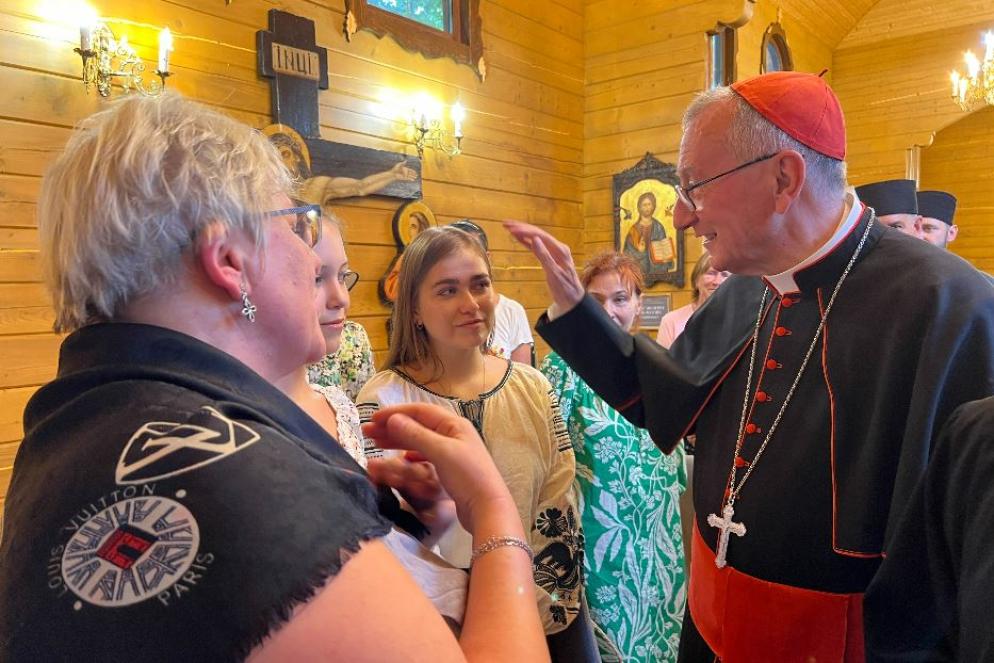 Il cardinale Parolin incontra i profughi di guerra nella parrocchia greco-cattolica di Odessa - Gambassi
