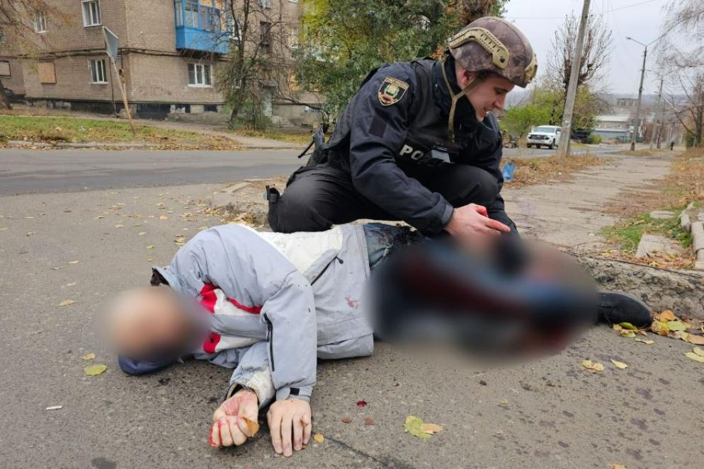 I poliziotti della squadra “Angeli bianchi” recuperano i cadaveri di chi viene ucciso dai bombardamenti nei villaggi lungo il fronte nella regione di Donetsk - Polizia di Donetsk