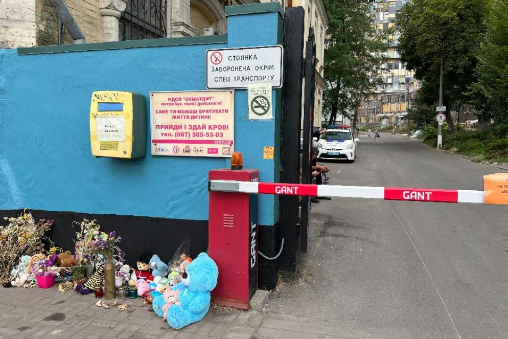L'ingresso dell'ospedale pediatrico di Kiev con i giocattoli salvati dall'esplosione del missile - Gambassi