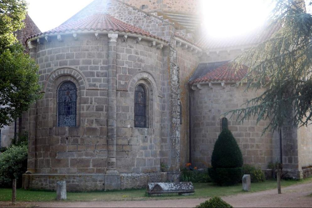 Il retro della chiesa di Santa Maddalena a Saint-Hilaire-la-Croix - wikimedia