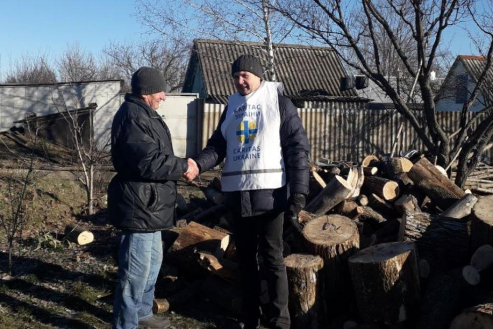 La "legna solidale" portata dai volontari Caritas nei villaggi intorno a Kharkiv dove si vive senza elettricità, gas e acqua potabile - Avvenire / Caritas di Kharkiv