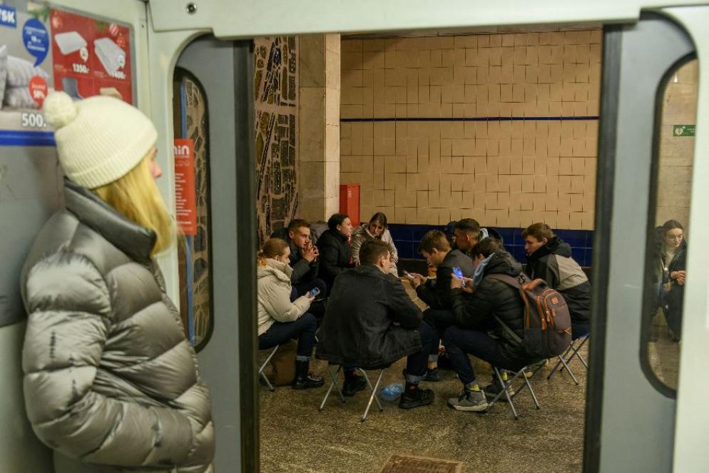 Gli studenti nella metropolitana di Kiev che diventa un rifugio anti-aereo durante gli allarmi missilistici - Reuters