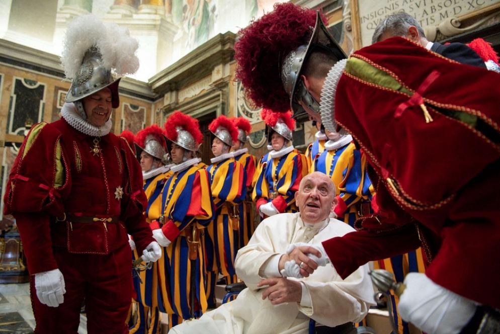 Il Papa sulla sedia a rotella con le guardie svizzere - Vatican Media