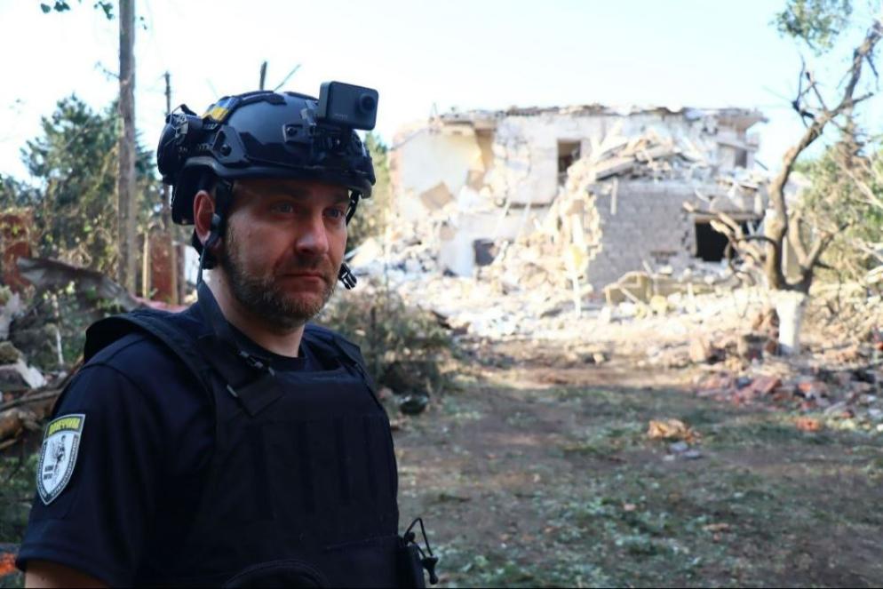 Pavlo Dyachenko, il poliziotto portavoce della squadra “Angeli bianchi” evacuano i bambini dai villaggi lungo il fronte nella regione di Donetsk - Avvenire