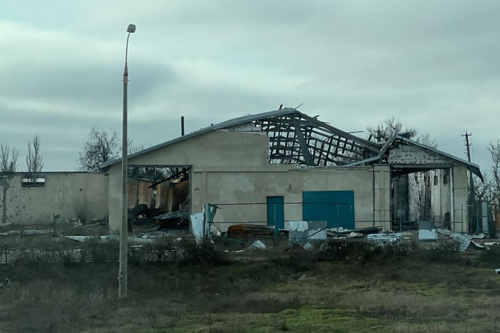 La distruzione lungo la strada fra Kherson e Mykolaiv che è stata per settimane campo di battaglia - Gambassi