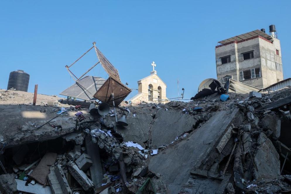 Nella sala a fianco alla chiesa greco-ortodossa di San Porfirio erano ospitati centinaia di sfollati musulmani e cristiani - Ansa
